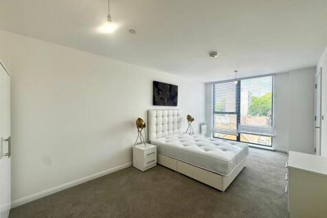 Bedroom 1 pic 2.jpeg