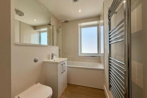 18 - bathroom.jpeg