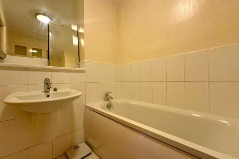 Main bathroom pic 1.jpeg