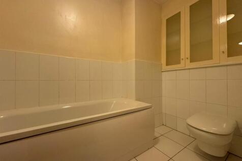 Main bathroom pic 2.jpeg