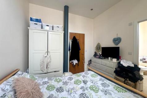Main bedroom pic 2.jpeg
