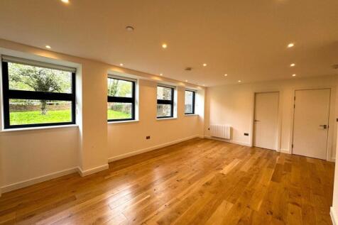 Living room pic 3.jpg