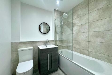Main bathroom.jpeg