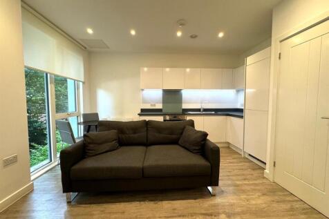 Living room pic 3.jpg