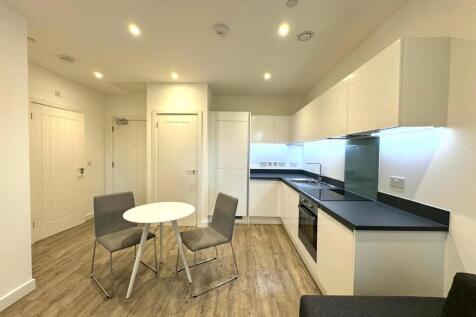 Living Room pic 3.jpg
