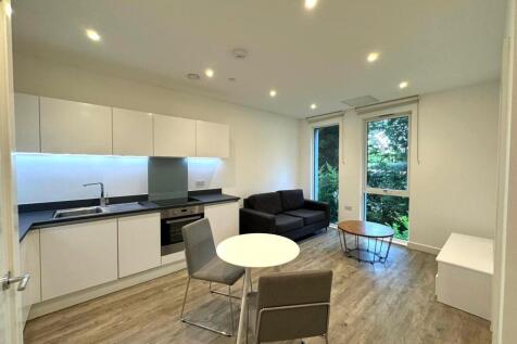 Living Room pic 1.jpg