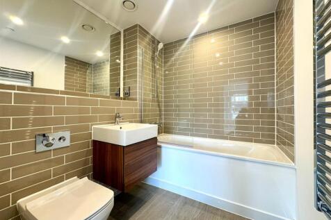 Main bathroom.jpeg