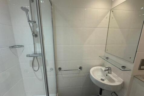 Tyne Bridge standard studio ensuite bathroom.jpg