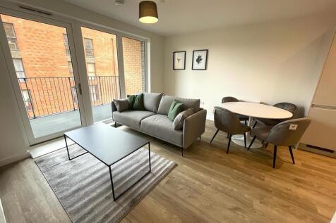 Living Room pic 2.jpg