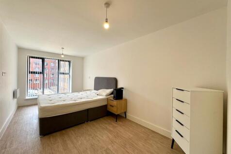 Main bedroom pic 1.jpeg