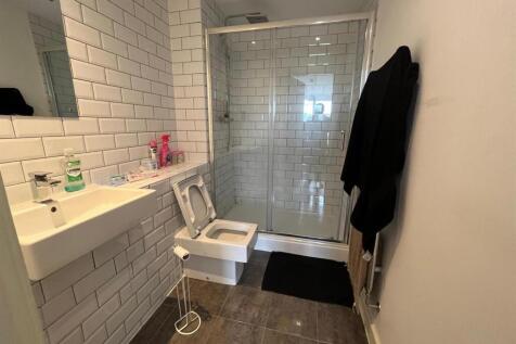 Ensuite 2.jpg
