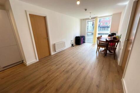 Living Room pic 2.jpeg