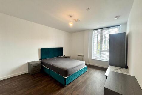 Main bedroom pic 1.jpeg