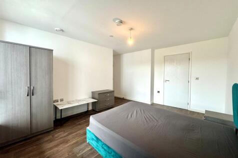 Main bedroom pic 3.jpeg