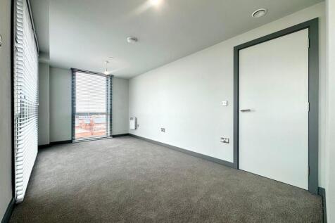 Main bedroom pic 3.jpeg
