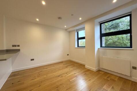 Living Room pic 5.jpeg