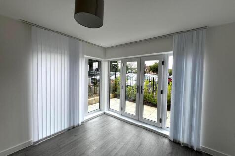 Living room pic 4.jpg