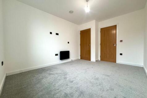 Main bedroom pic 3.jpeg