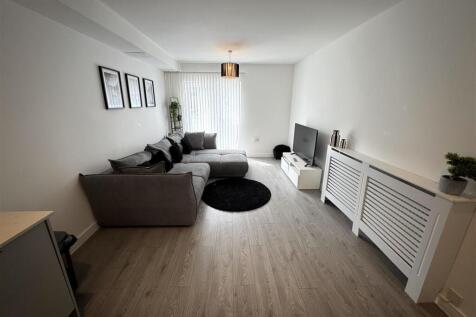 Livinr room pic 4.jpeg