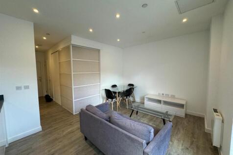 Living area pic 5.jpg