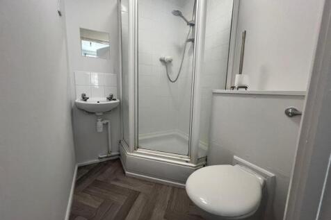 Bedroom 1 en suite.jpg