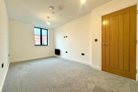 Main bedroom pic 2.jpeg