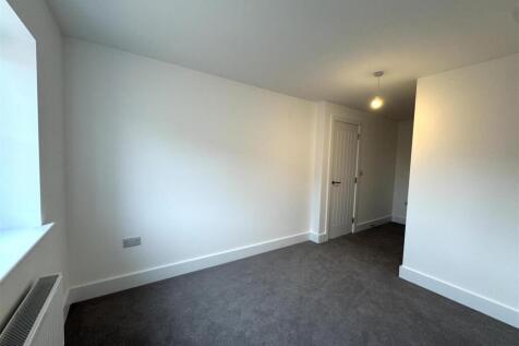 Bedroom 1 pic 6.jpeg