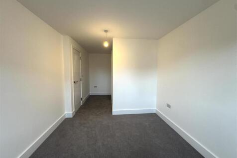 Bedroom 1 pic 5.jpeg