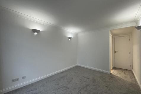 Bedroom 1 pic 5.jpeg