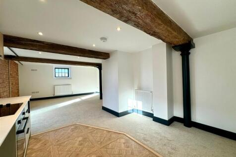 Living area pic 3.jpeg