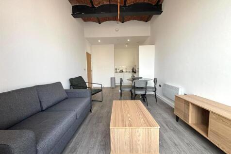 Living Room pic 2.jpeg