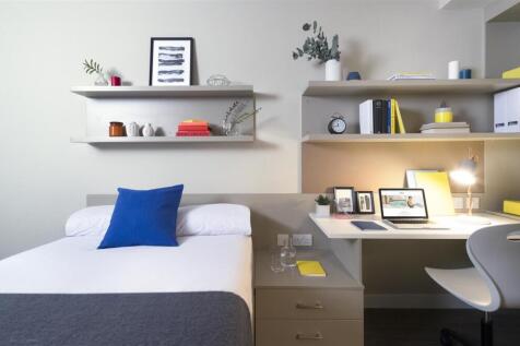 UrbSt_Melbourne_room_ dressed bed and desk area.jp