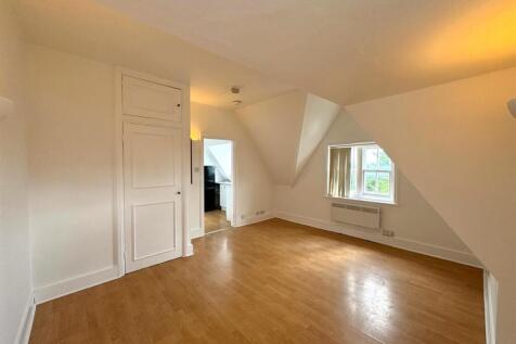 Living Room pic 4.jpg