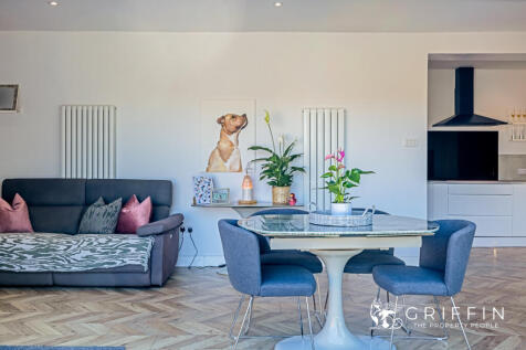 Lounge &amp; Dining
