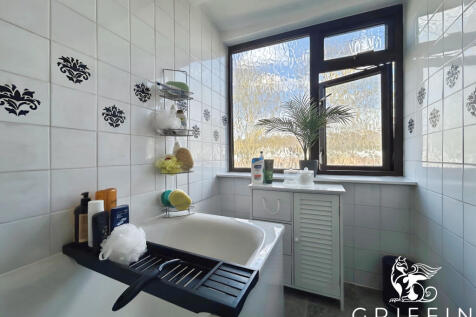 ae0364dbbathroom1