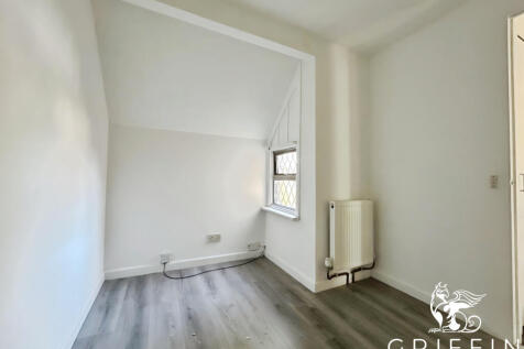 5e80439bbedroom3