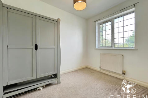 c1d8f6f5bedroom2