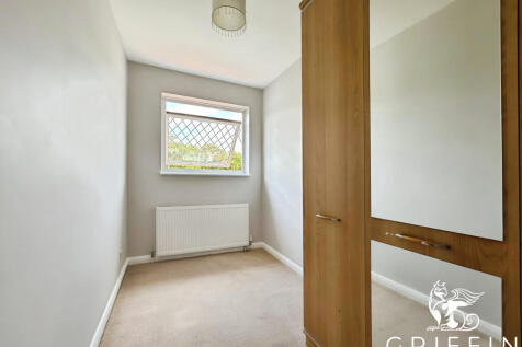 61b2cec7bedroom2
