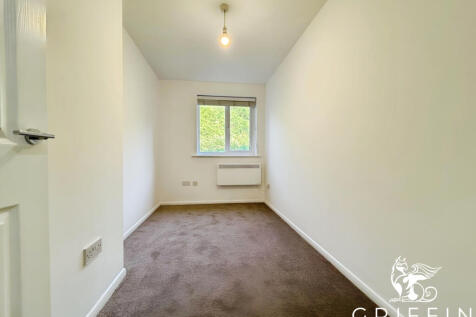 dba8b8e5bedroom2