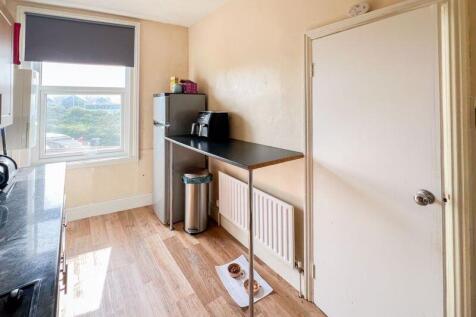 Flat 2, 7 Royal Avenue West
