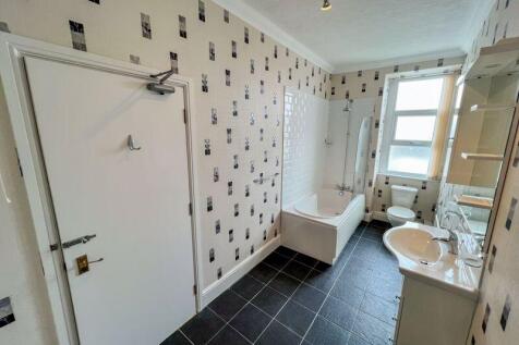 20 Selbourne Drive - Flat 2