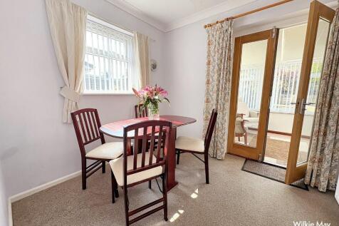 Bedroom 2/Dining
