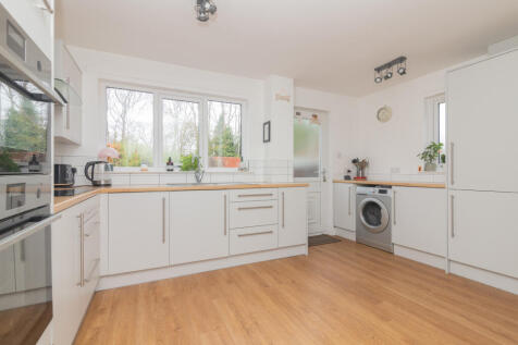 32 torbracken howwood, johnstone pa9 1dy L-8