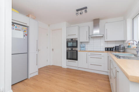 32 torbracken howwood, johnstone pa9 1dy L-11