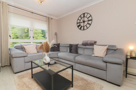 24 south park drive Paisley L-8