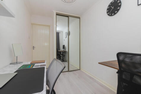 24 south park drive Paisley L-18