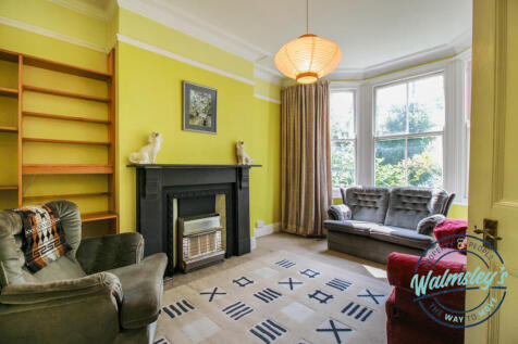 Front sitting room with bay