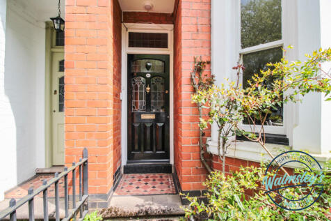 Front garden and entrance