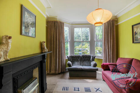 Front sitting room with bay