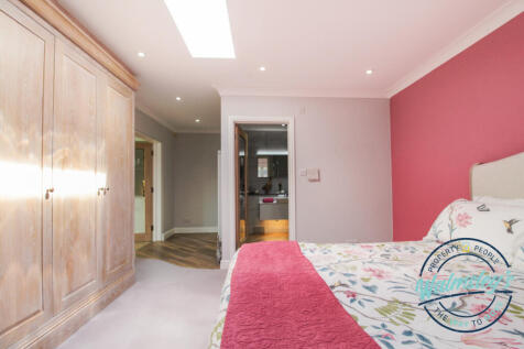 Main bedroom with en-suite